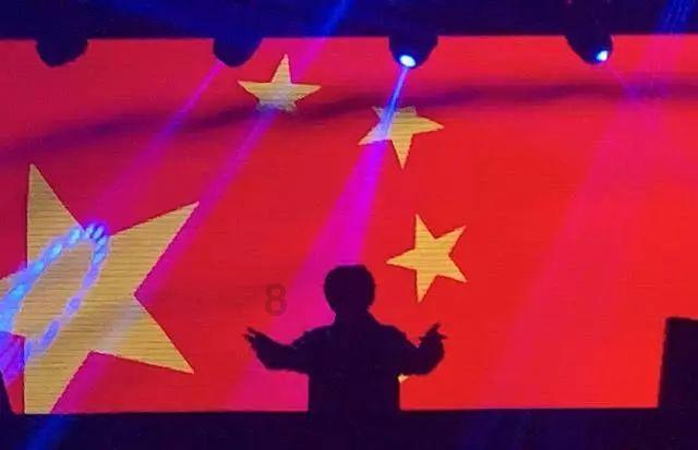 救援落湖男孩